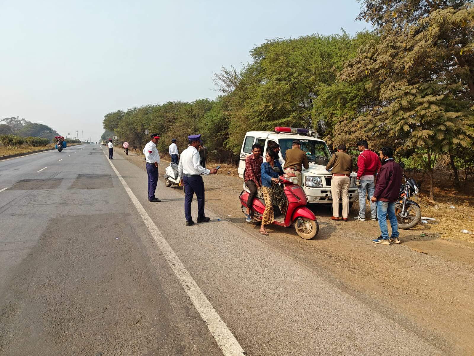 नियमों का उल्लंघन : 54 वाहनों से 27 हजार जुर्माना