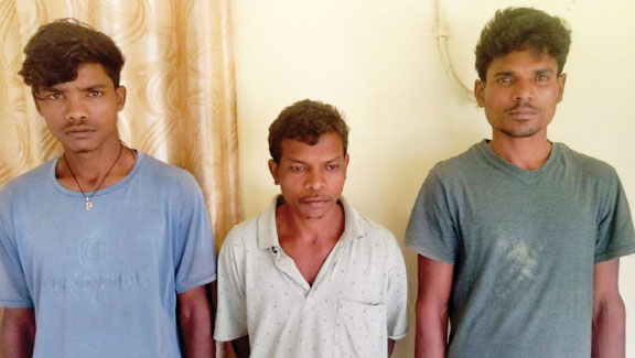 पुलिस को देखकर भाग रहे 3 नक्सली गिरफ्तार पुलिस को देखकर भाग रहे 3 नक्सली गिरफ्तार