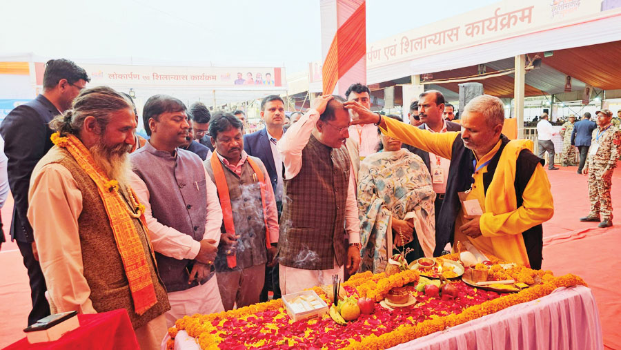 मुख्यमंत्री का फूलों की वर्षा के साथ भव्य स्वागत