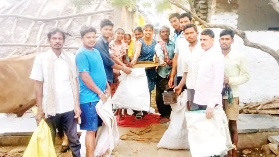 भजन कीर्तन करते घर-घर जाकर छेरछेरा में अन्न मांगा भजन कीर्तन करते घर-घर जाकर छेरछेरा में अन्न मांगा