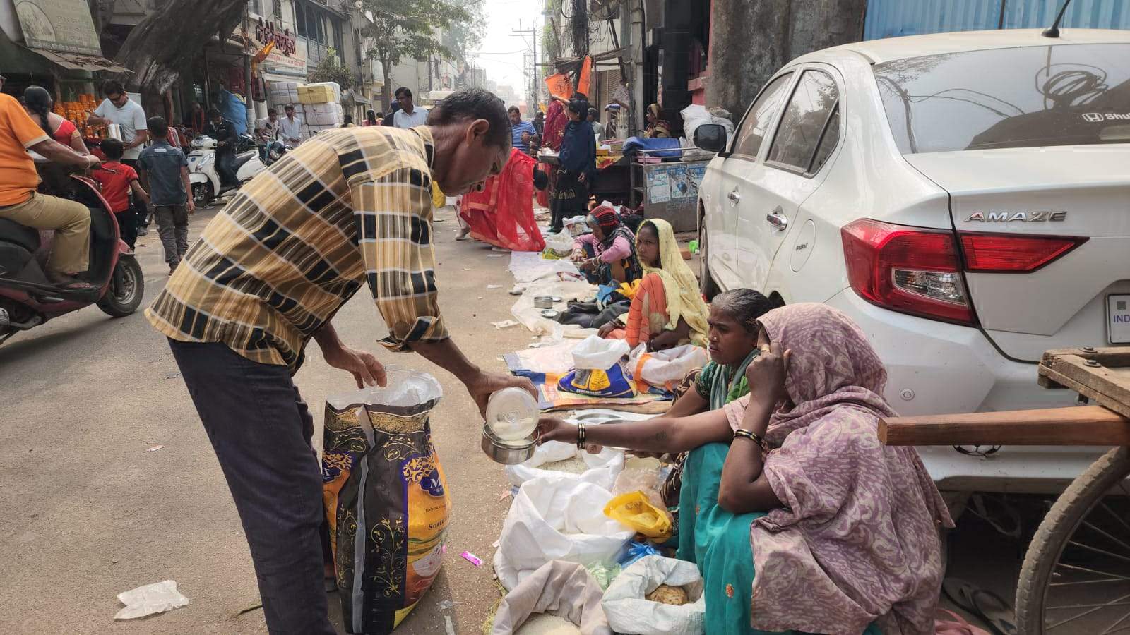 मकर संक्रांति पर मंदिरों में पूजा-अर्चना और दान-पुण्य