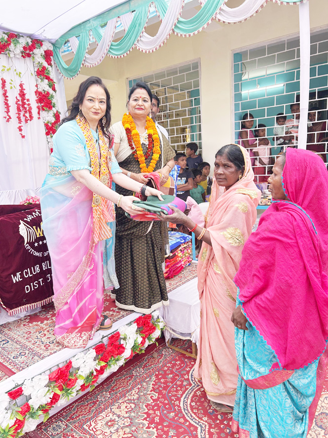 सिलाई मशीन और कंबल का वितरण