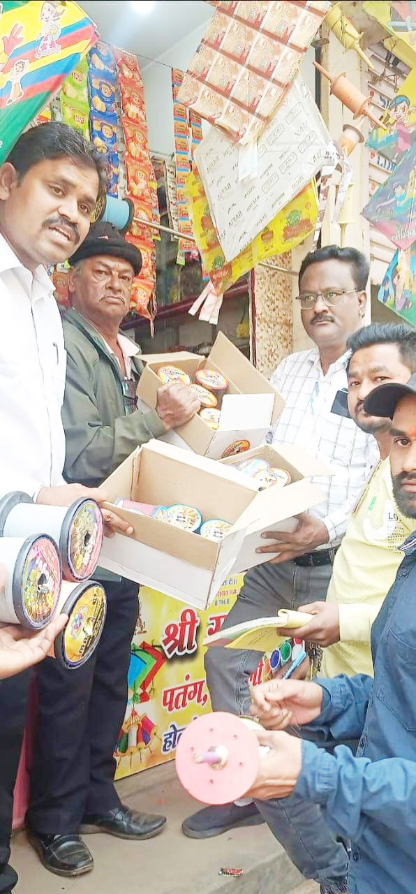 चाइनीज मांजा दुकानदारों पर जुर्माना चाइनीज मांजा दुकानदारों पर जुर्माना