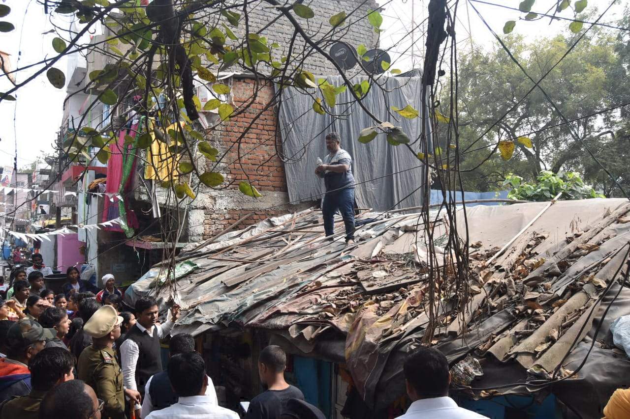 घर खाली कराने के विवाद में मिट्टी तेल छिडक़ कर छत पर जा चढ़ा घर खाली कराने के विवाद में मिट्टी तेल छिडक़ कर छत पर जा चढ़ा