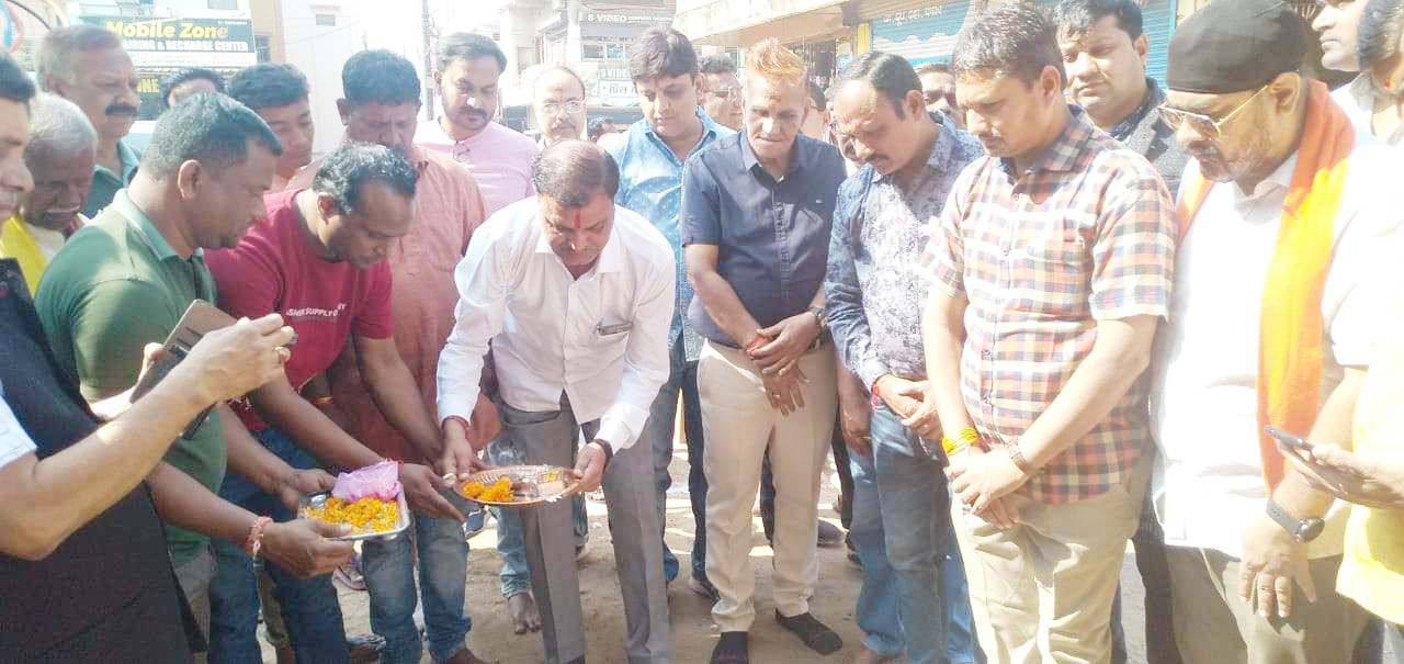 पूर्व सांसद ने किया निर्माण कार्यों का भूमिपूजन पूर्व सांसद ने किया निर्माण कार्यों का भूमिपूजन