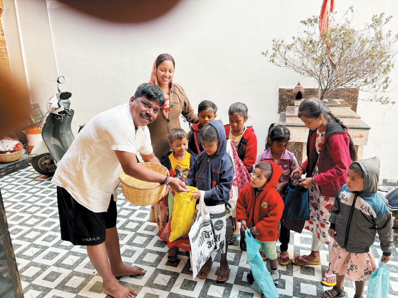 छेरछेरा पर पार्षद ने धान दान कर बच्चों को खिलाई मिठाई छेरछेरा पर पार्षद ने धान दान कर बच्चों को खिलाई मिठाई