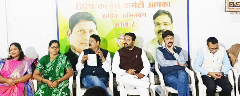 कांग्रेस दफ्तर में महापौर-पार्षद टिकट के दावेदारों की उमड़ी भीड़ कांग्रेस दफ्तर में महापौर-पार्षद टिकट के दावेदारों की उमड़ी भीड़