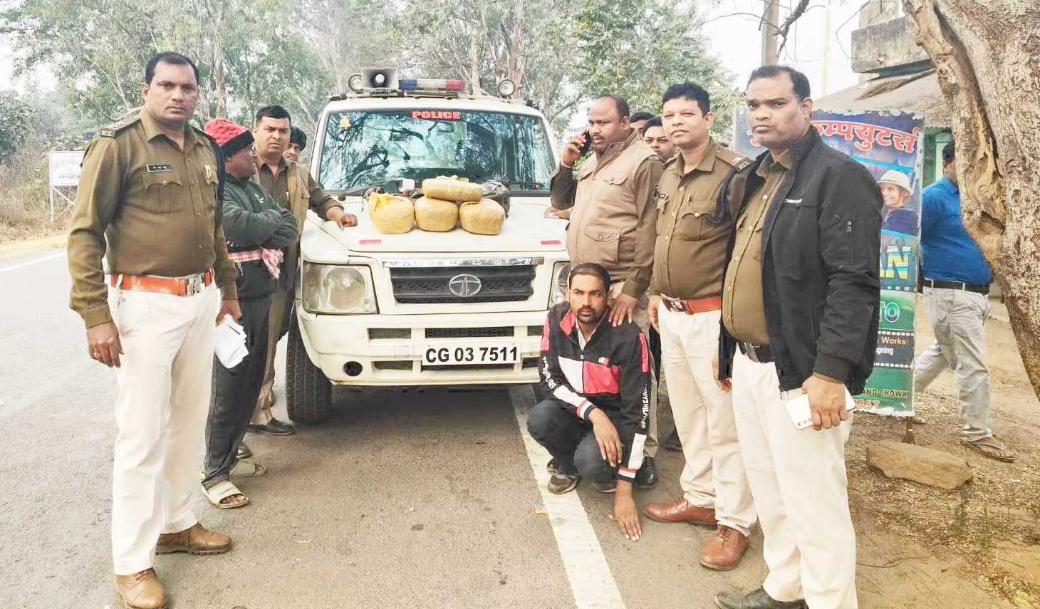 चेकिंग के दौरान गांजा तस्कर पकड़ाया, एक फरार चेकिंग के दौरान गांजा तस्कर पकड़ाया, एक फरार