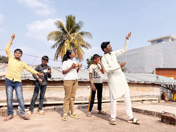 मकर संक्रांति पर उड़ाए पतंग