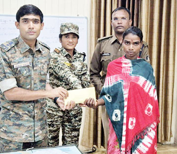 ईनामी महिला नक्सली का समर्पण