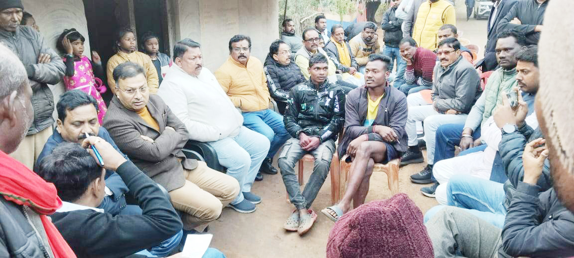 पिकअप तले मौत, मृतक परिवार और ग्रामीणों से मिले भाजपा जिलाध्यक्ष पिकअप तले मौत, मृतक परिवार और ग्रामीणों से मिले भाजपा जिलाध्यक्ष
