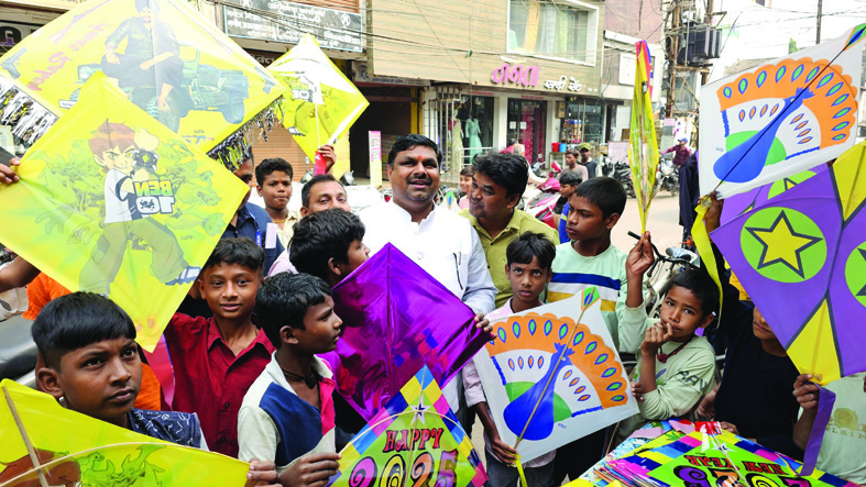 विधायक गजेन्द्र ने बच्चों  को दी पतंग, खिले चेहरे