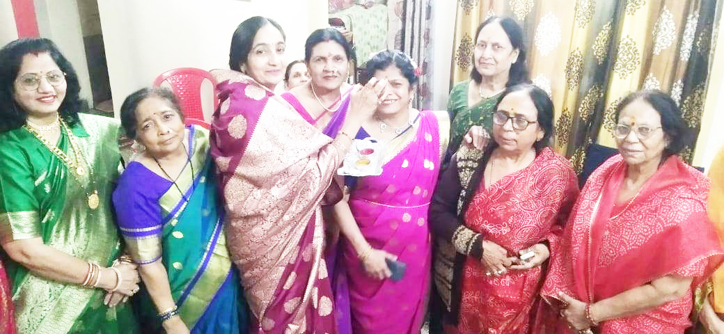 मकर संक्रांति पर महिलाओं ने की सुख-सौभाग्य की कामना मकर संक्रांति पर महिलाओं ने की सुख-सौभाग्य की कामना