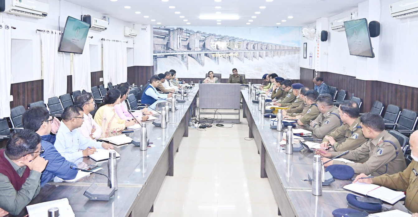कलेक्टर-एसपी ने ली कानून  व्यवस्था संबंधी बैठक