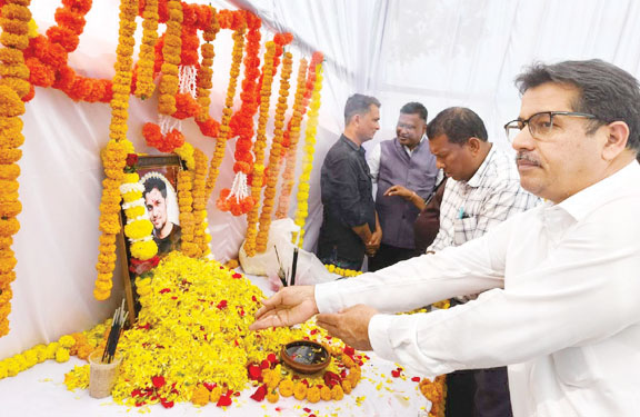 दिवंगत पत्रकार मुकेश चंद्राकर को दी श्रद्धांजलि, स्मृति में पौधारोपण दिवंगत पत्रकार मुकेश चंद्राकर को दी श्रद्धांजलि, स्मृति में पौधारोपण