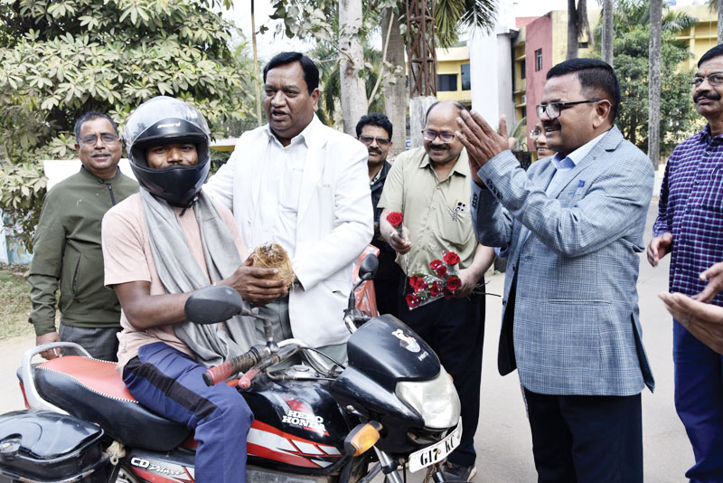 हेलमेट पहने दुपहिया चालकों को संभागायुक्त ने किया सम्मानित हेलमेट पहने दुपहिया चालकों को संभागायुक्त ने किया सम्मानित
