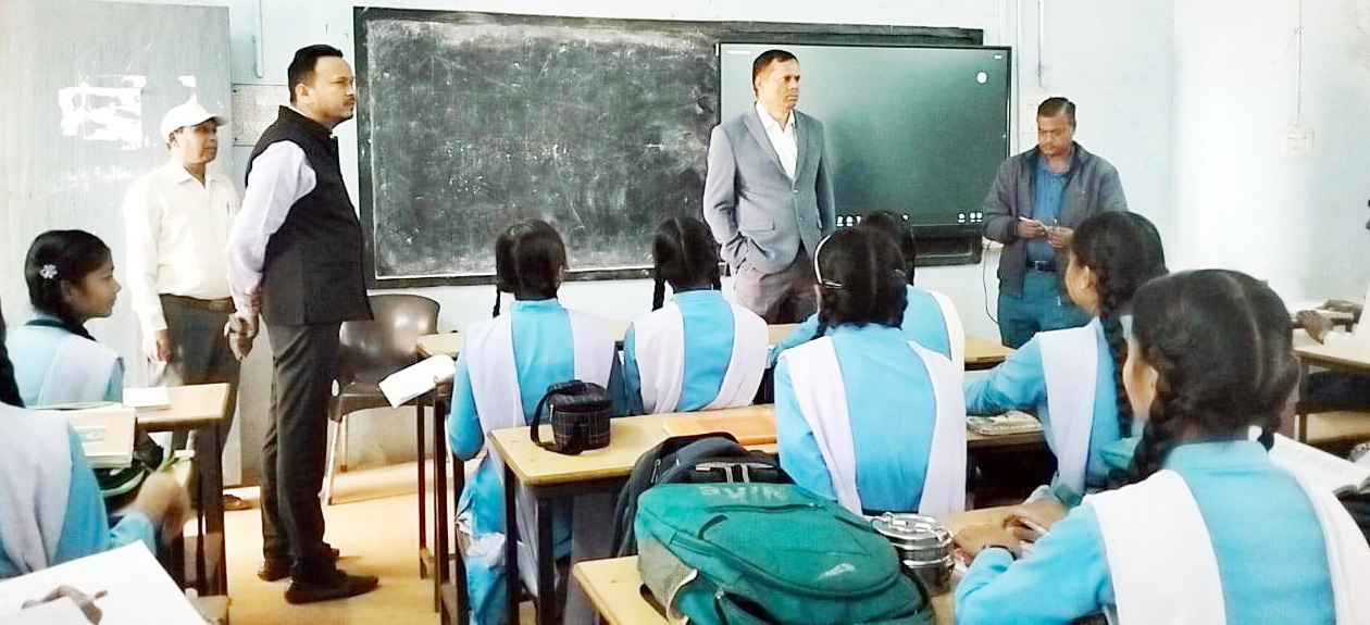 संभाग आयुक्त व कलेक्टर ने किया स्कूल का निरीक्षण