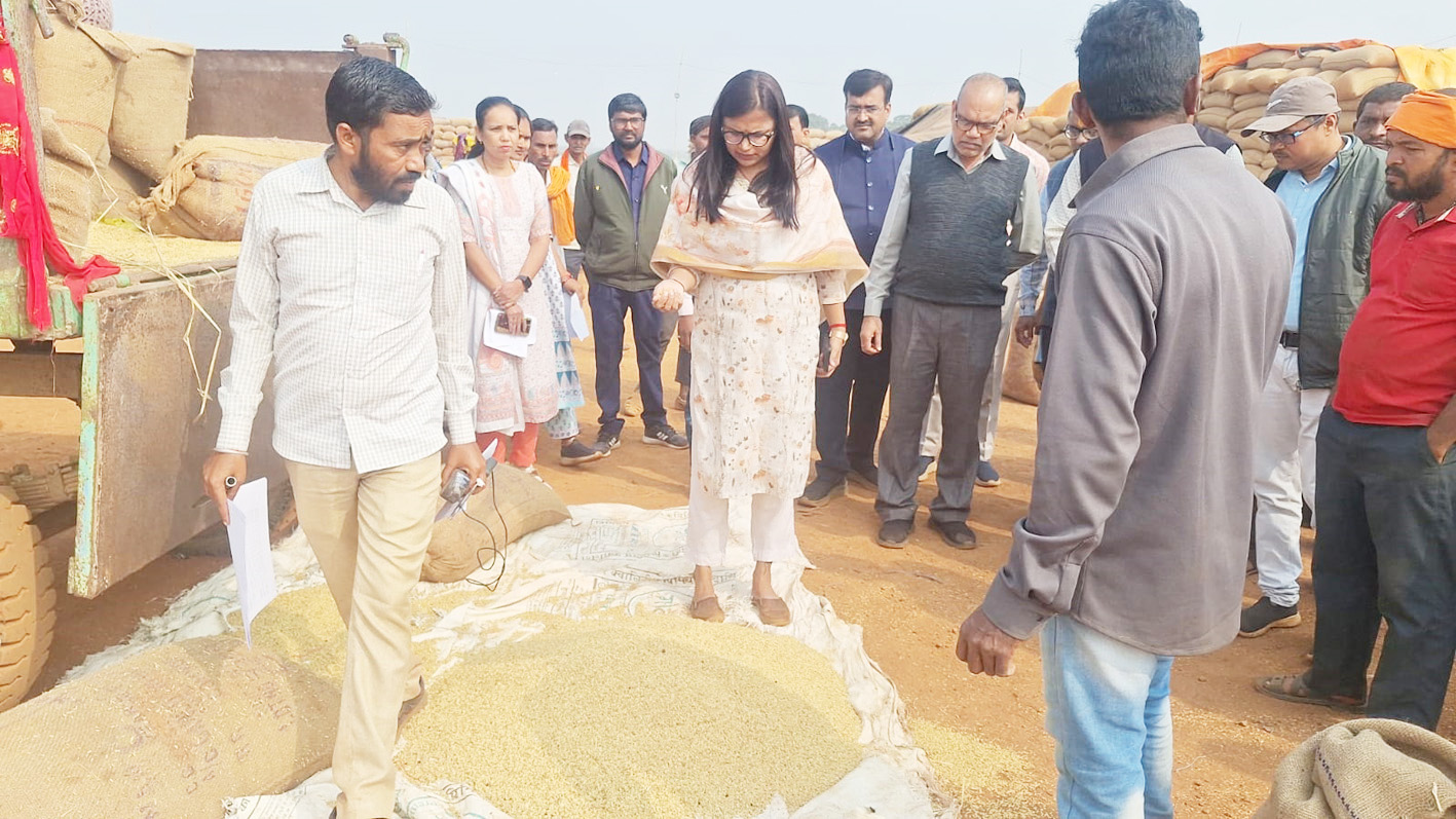 कलेक्टर ने धान उपार्जन  केन्द्रों का किया निरीक्षण