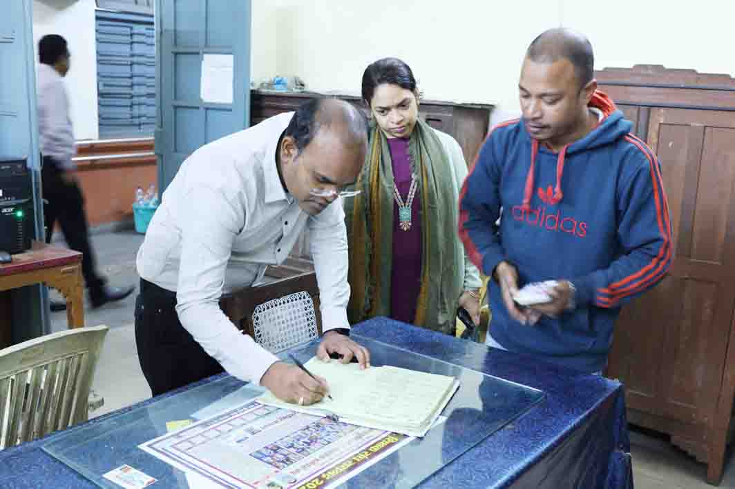 समय पर कार्यालय पहुंचने की हिदायत के बाद निरीक्षण शुरू समय पर कार्यालय पहुंचने की हिदायत के बाद निरीक्षण शुरू