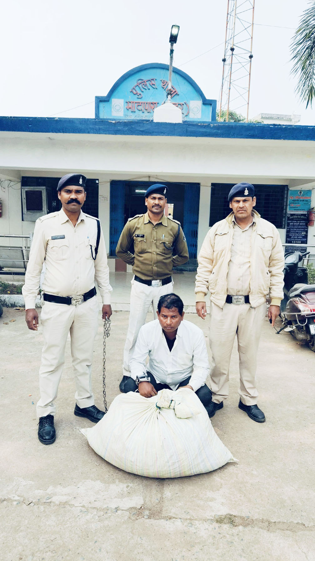 गांजा संग अंतरराज्यीय आरोपी गिरफ्तार गांजा संग अंतरराज्यीय आरोपी गिरफ्तार