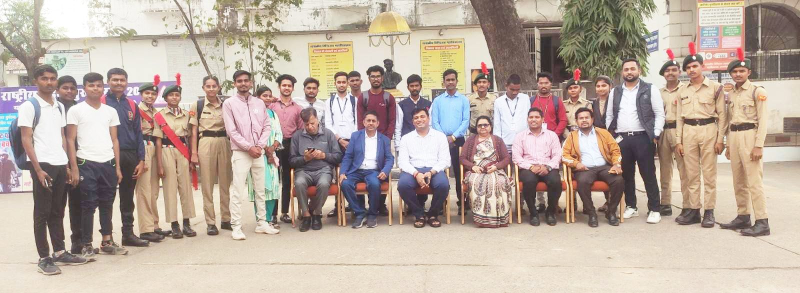 सोशल मीडिया में अंजान लोगों से रहे दूर  एसपी ने छात्र-छात्राओं को दी सलाह