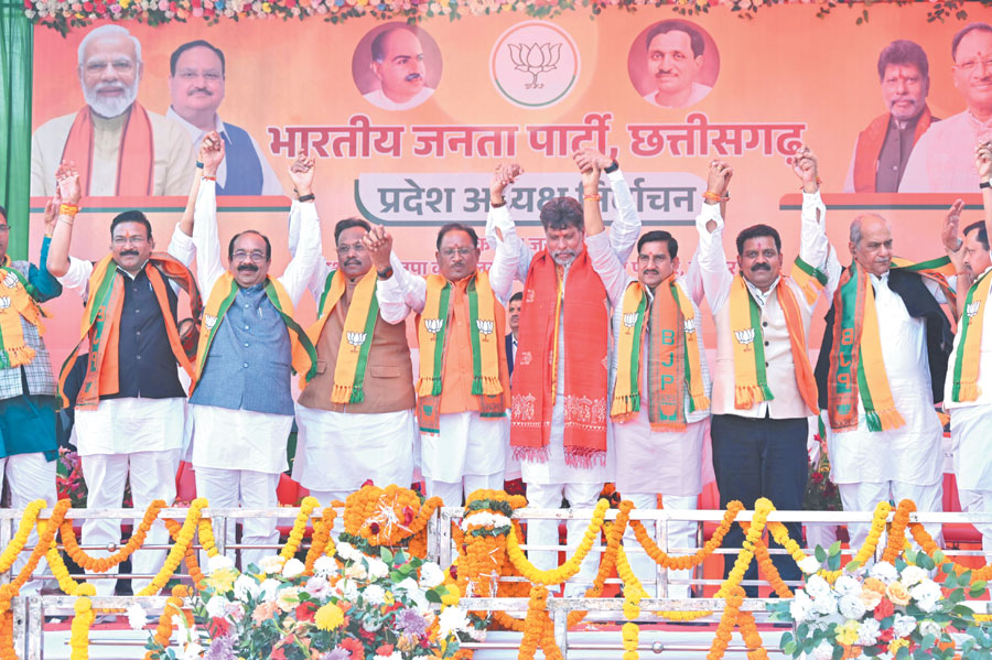 सभी ने किरण के लिए हाथ उठाया सभी ने किरण के लिए हाथ उठाया