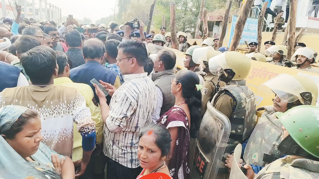 कांग्रेस का प्रदर्शन, शिवरतन शर्मा पर एफआईआर की मांग कांग्रेस का प्रदर्शन, शिवरतन शर्मा पर एफआईआर की मांग