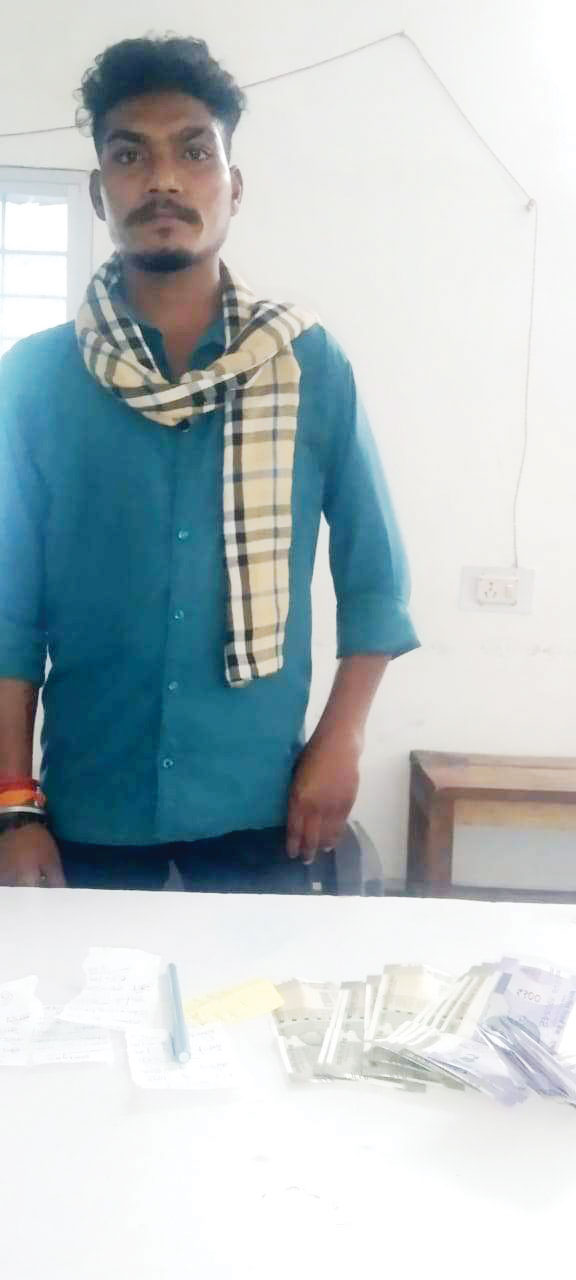 सट्टा-पट्टी लिखते एक गिरफ्तार सट्टा-पट्टी लिखते एक गिरफ्तार