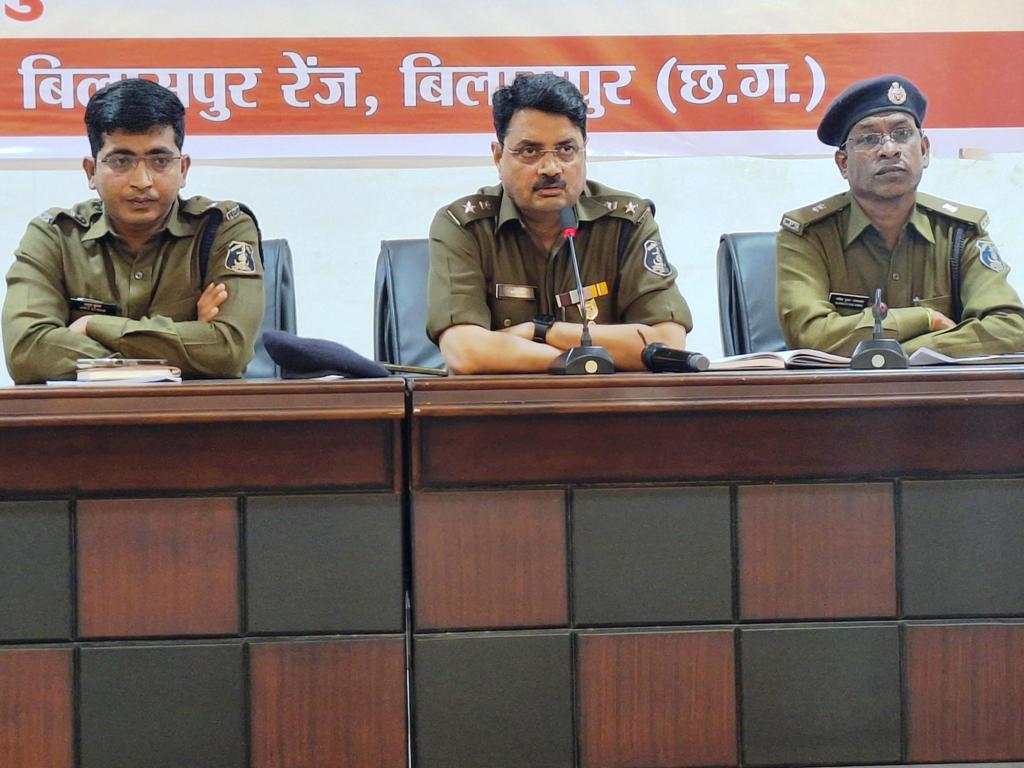 संदिग्ध धन जमा होने पर बैंक तुरंत पुलिस को सूचित करें, प्रत्येक एटीएम में गार्ड तैनात करें- एसपी