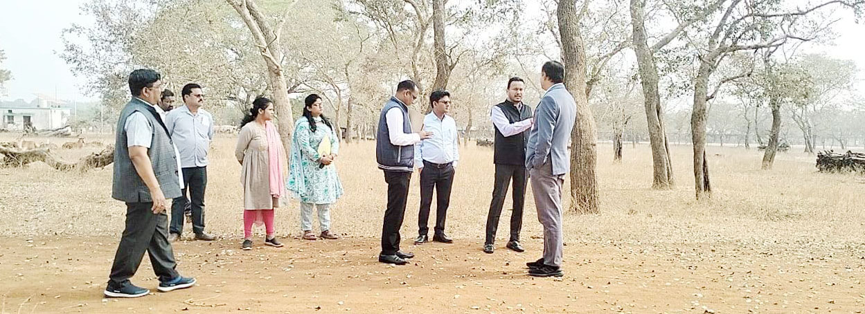 संभागायुक्त व कलेक्टर ने चिन्हित जमीन का किया मुआवना