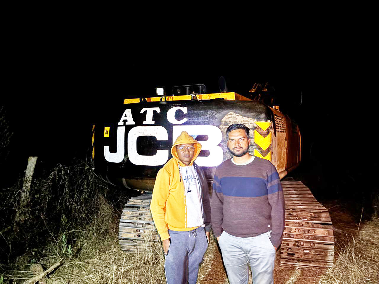 रेत का अवैध परिवहन, 6 हाईवा-एक चेन माउंटेड मशीन जब्त
