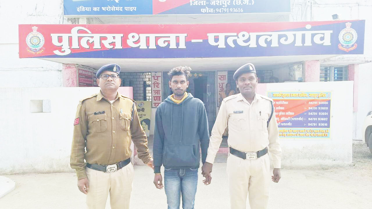 शादी का झांसा दे नाबालिग को भगाया  दिल्ली से बरामद, परिजनों को सौंपा