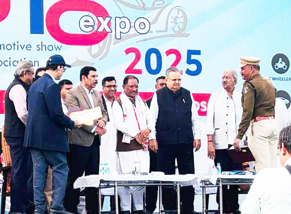 यातायात प्रभारी और गुड सेमेरिटन सीएम के हाथों सम्मानित यातायात प्रभारी और गुड सेमेरिटन सीएम के हाथों सम्मानित