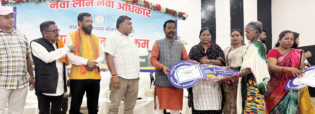 विधायक ने सौंपी पक्के मकान की चाबी विधायक ने सौंपी पक्के मकान की चाबी