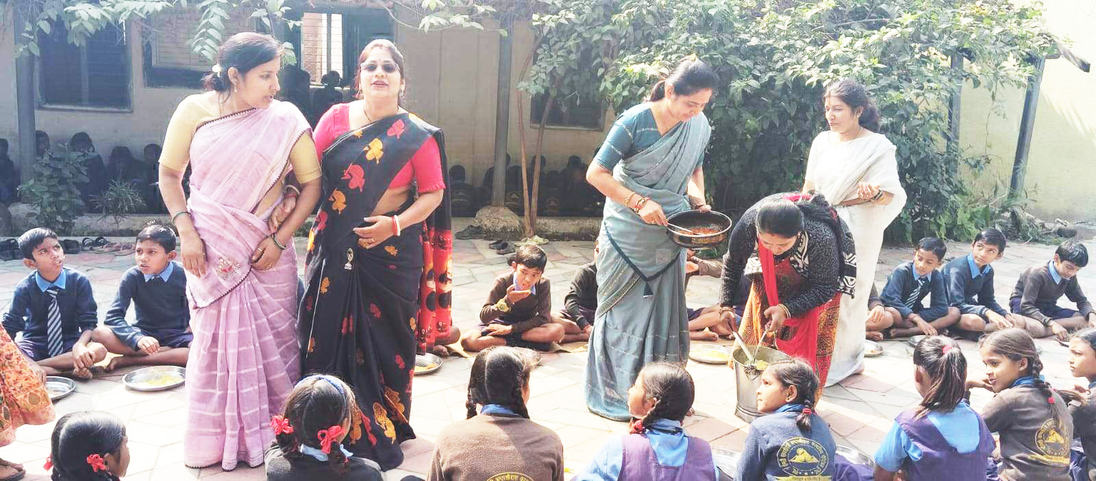 खोपली स्कूल के बच्चों को सेवा संकल्प समिति ने बांटे जूते-मोजे खोपली स्कूल के बच्चों को सेवा संकल्प समिति ने बांटे जूते-मोजे