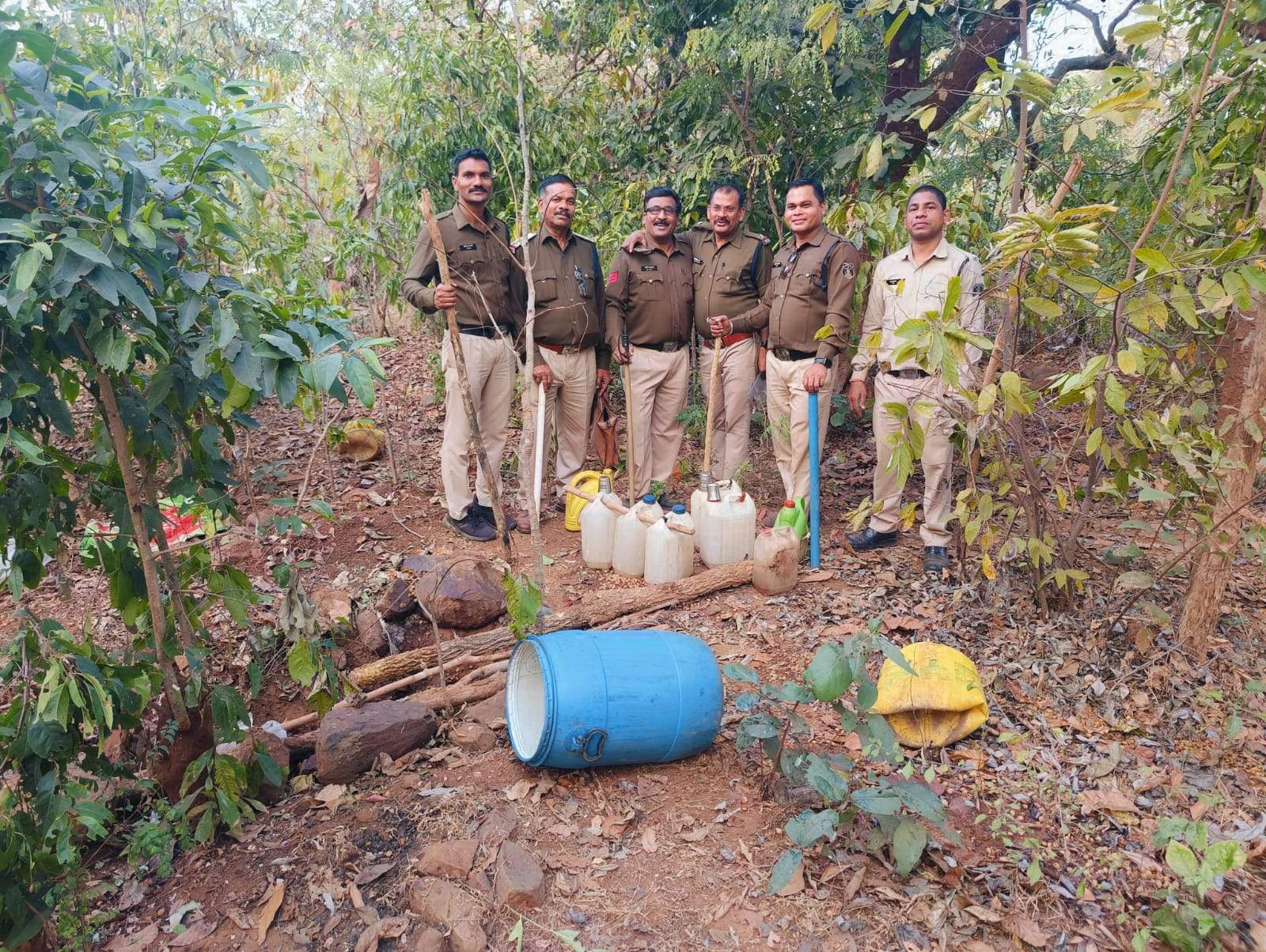 जंगल में बन रही थी अवैध शराब, आरोपी फरार जंगल में बन रही थी अवैध शराब, आरोपी फरार