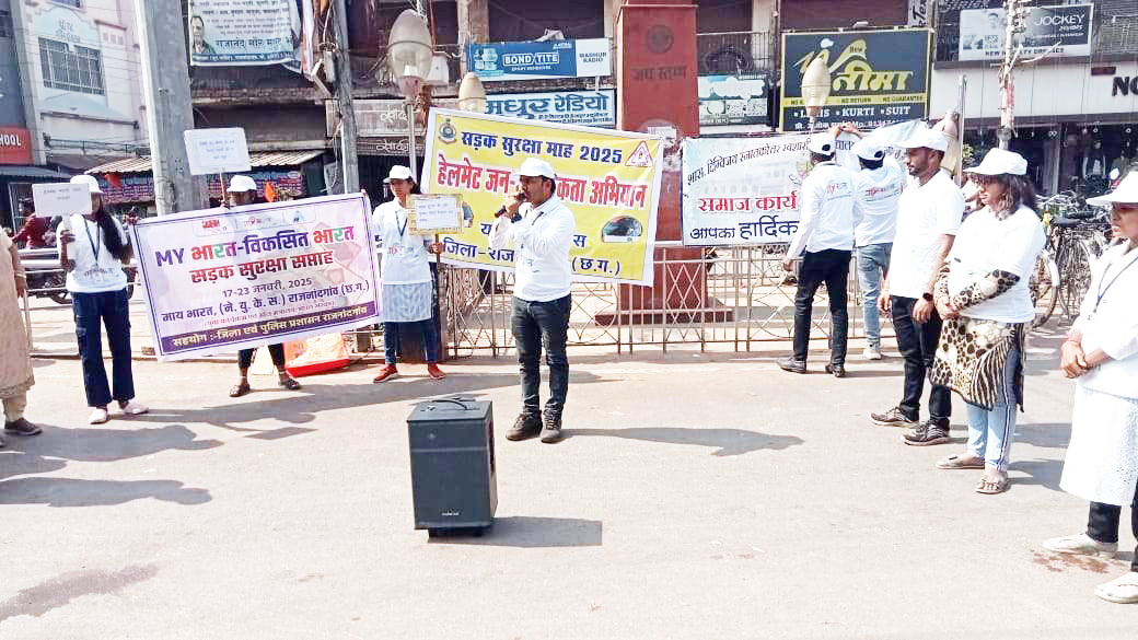 नुक्कड़ नाटक से कर रहे जागरूक नुक्कड़ नाटक से कर रहे जागरूक