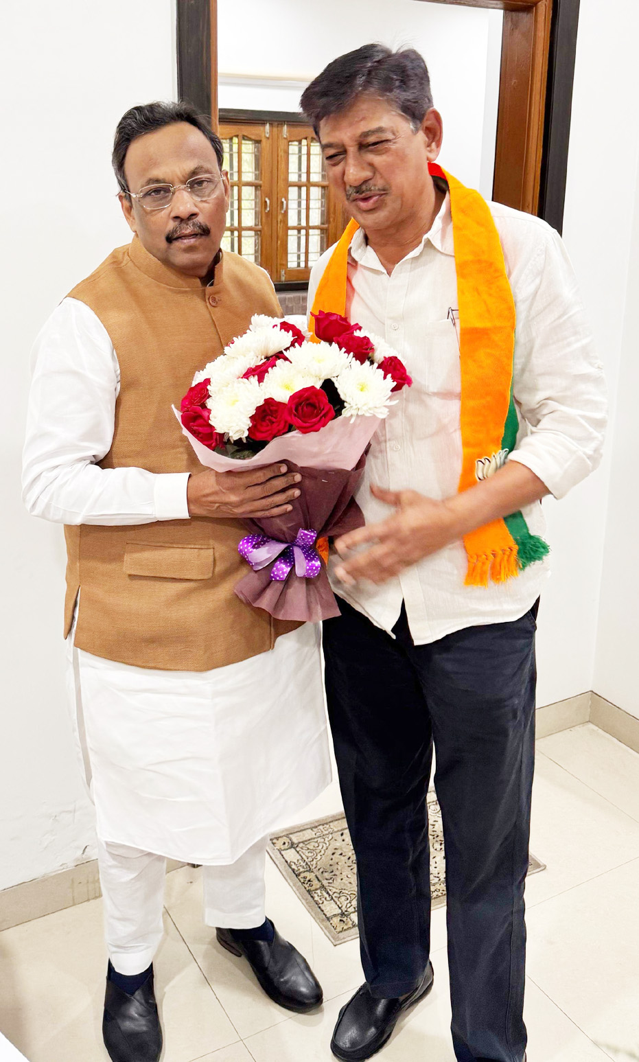 राष्ट्रीय महासचिव तावड़े से विभिन्न विषयों पर पूर्व विधायक चोपड़ा ने की चर्चा राष्ट्रीय महासचिव तावड़े से विभिन्न विषयों पर पूर्व विधायक चोपड़ा ने की चर्चा