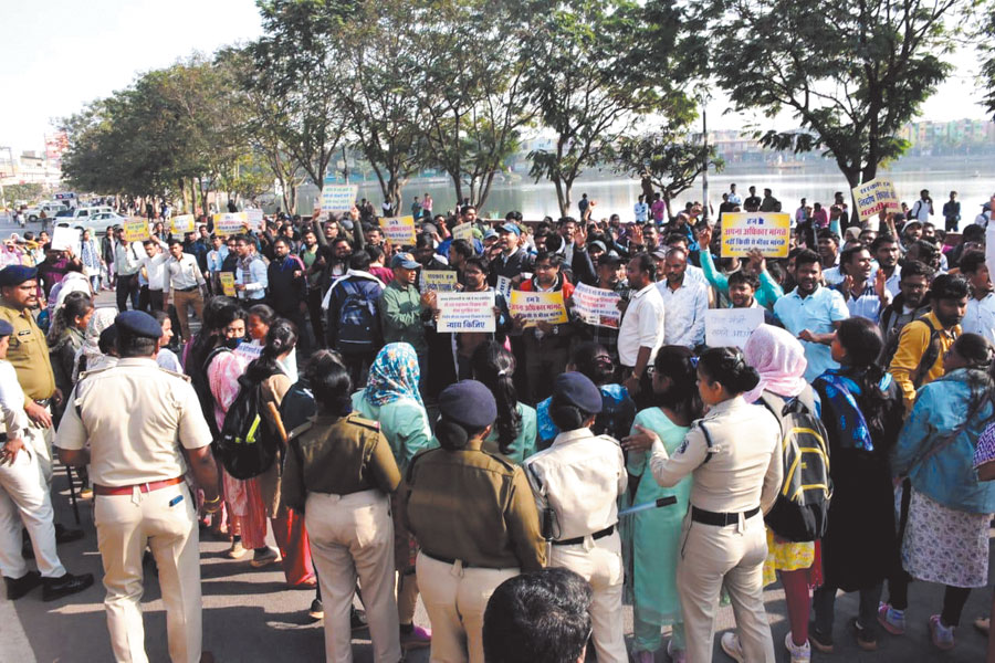अंबेडकर प्रतिमा पर पुष्पहार करने से रोका तो बीएड शिक्षक तेलीबांधा में रोड पर जा बैठे