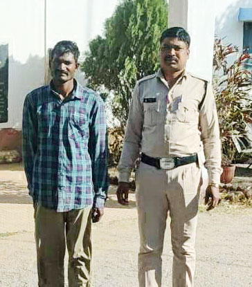 घर घुसकर छेड़छाड़, गिरफ्तार घर घुसकर छेड़छाड़, गिरफ्तार