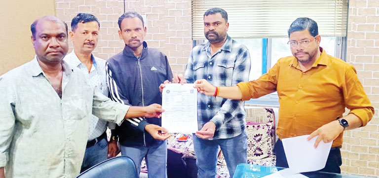  पालिका के प्लेसमेंट कर्मियों को बांटे ई-पहचान कार्ड