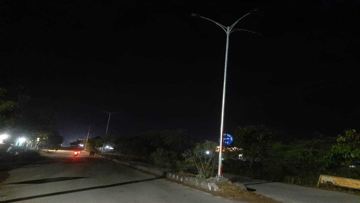 फोरलेन में पर्रापाठ-भठोरी के पास हाई मास्क लाइटें बंद फोरलेन में पर्रापाठ-भठोरी के पास हाई मास्क लाइटें बंद