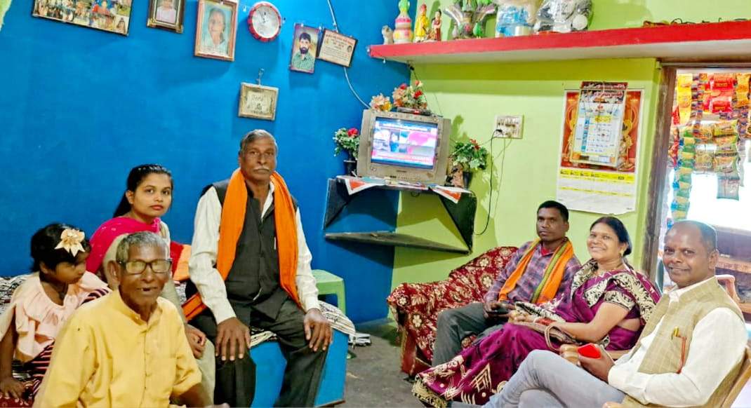 डोंगरडूला में सुने मोदी जी के मन की बात डोंगरडूला में सुने मोदी जी के मन की बात