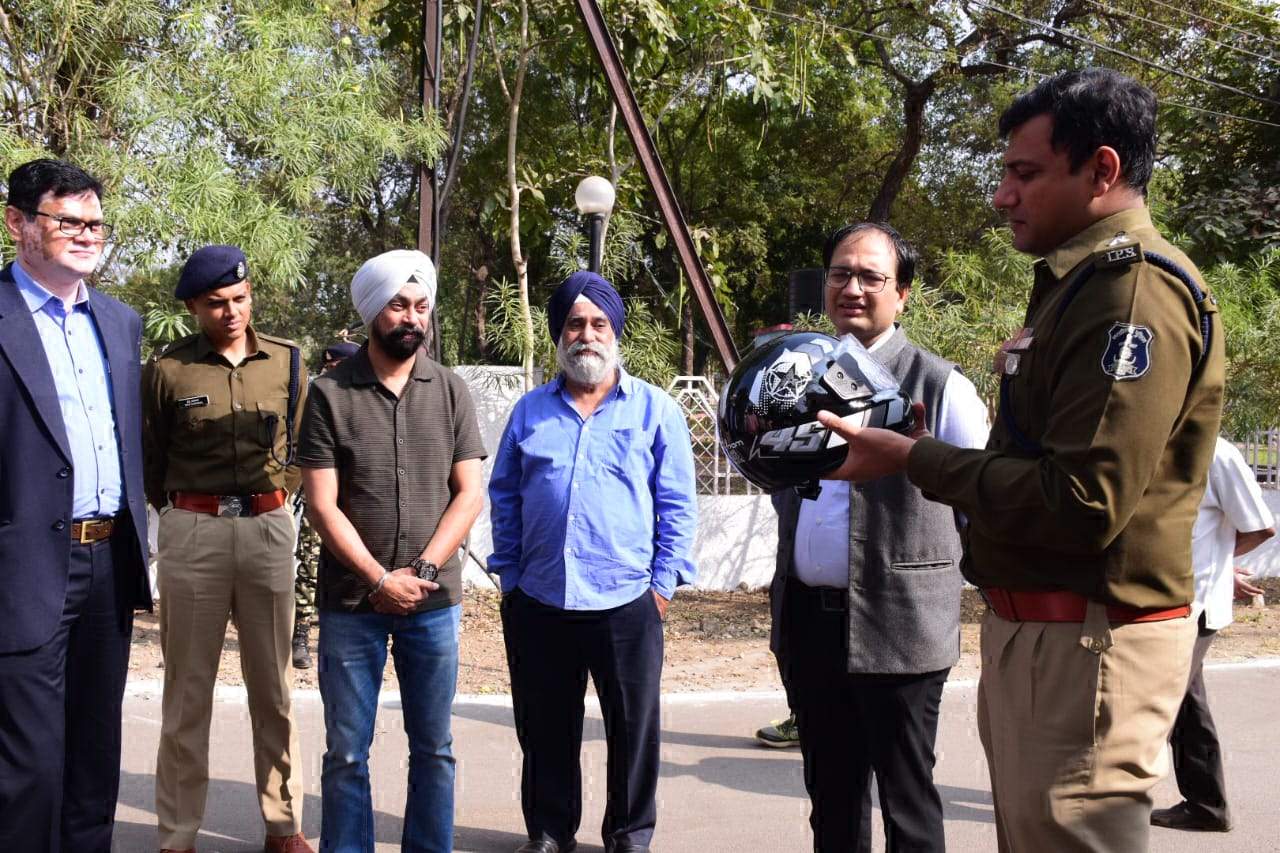 हेलमेट पहन कर वाहन चलाने से होगी जीवन की रक्षा हेलमेट पहन कर वाहन चलाने से होगी जीवन की रक्षा