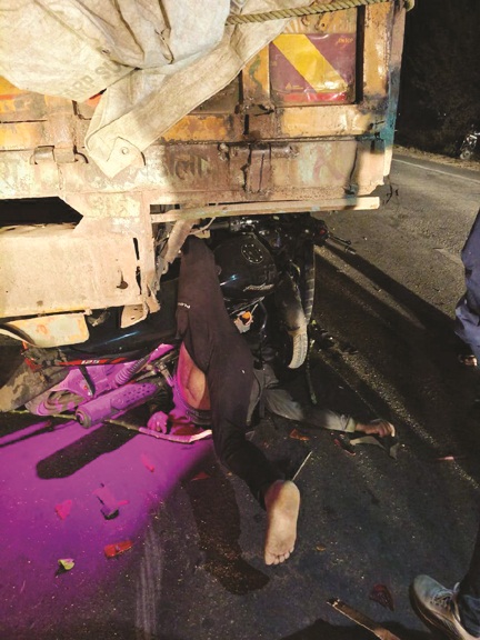 खड़े ट्रक में घुसी बाइक, युवक की मौत खड़े ट्रक में घुसी बाइक, युवक की मौत