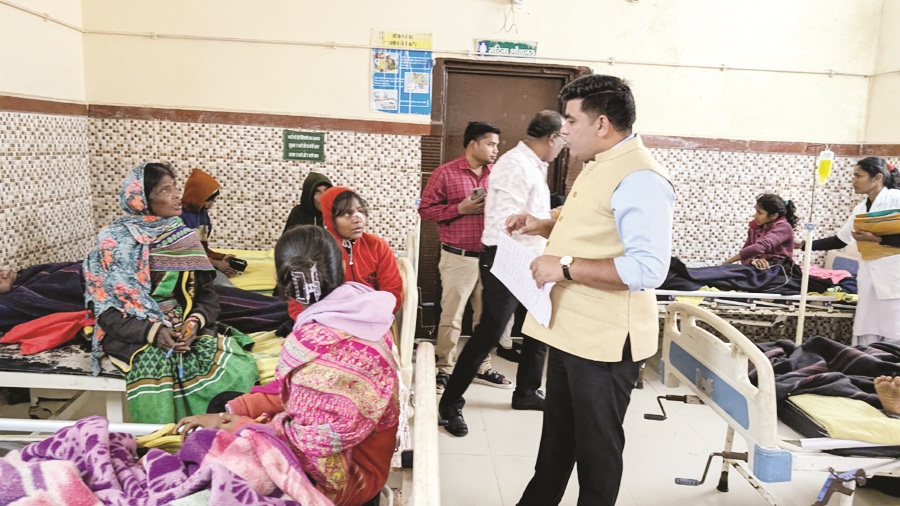 कलेक्टर ने जिला अस्पताल पहुंचकर सडक़ दुर्घटना में घायल स्कूली  बच्चों का जाना हालचाल