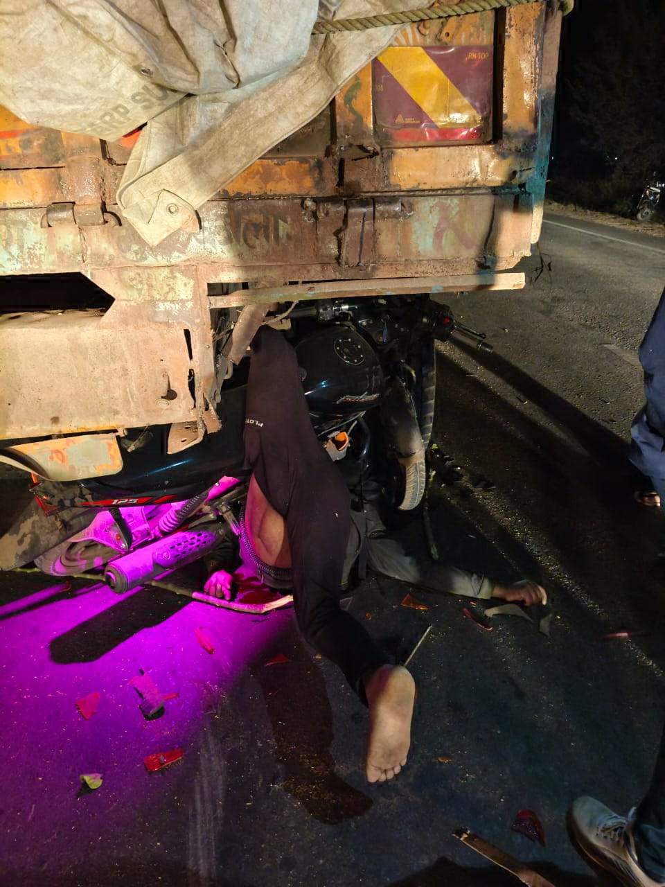 खड़ी ट्रक में घुसी बाइक, युवक की मौत खड़ी ट्रक में घुसी बाइक, युवक की मौत