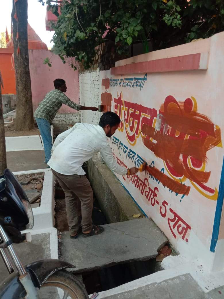 निगम की टीम ने हटाए 300 से अधिक बोर्ड