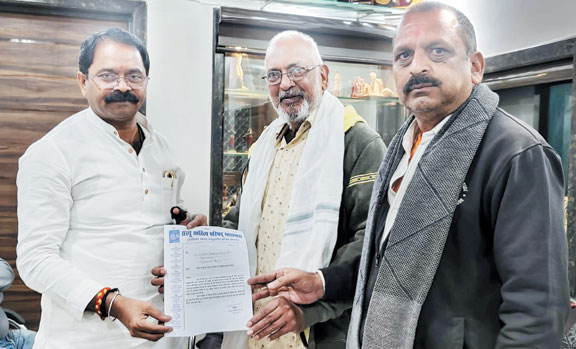 सरयू साहित्य परिषद ने विधायक को सौंपा ज्ञापन