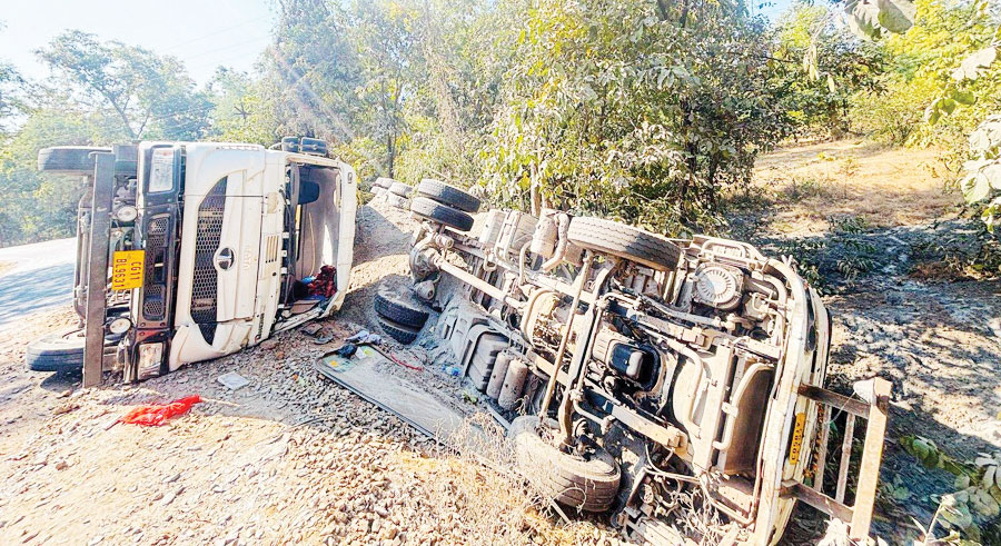 फ्लाईएश से भरे दो ट्रेलर एक ही जगह पर पलटे, चालक फरार फ्लाईएश से भरे दो ट्रेलर एक ही जगह पर पलटे, चालक फरार